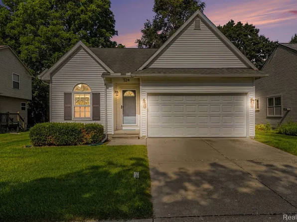 524 Mill Pond Dr, Fenton, MI 48430