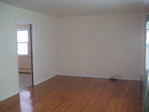 4th image of 15 Evelyn Ct