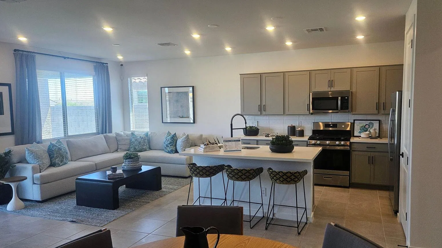 3 bed, 1448 sqft, $2,450 — Photo 4