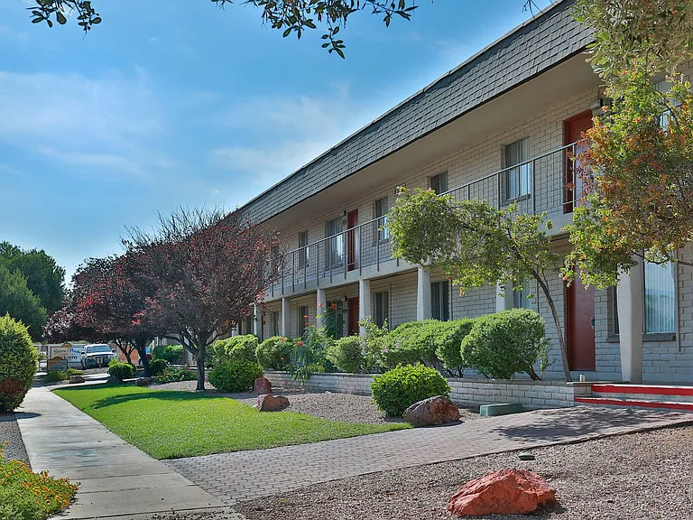 Waters Edge Apartments — Photo 12