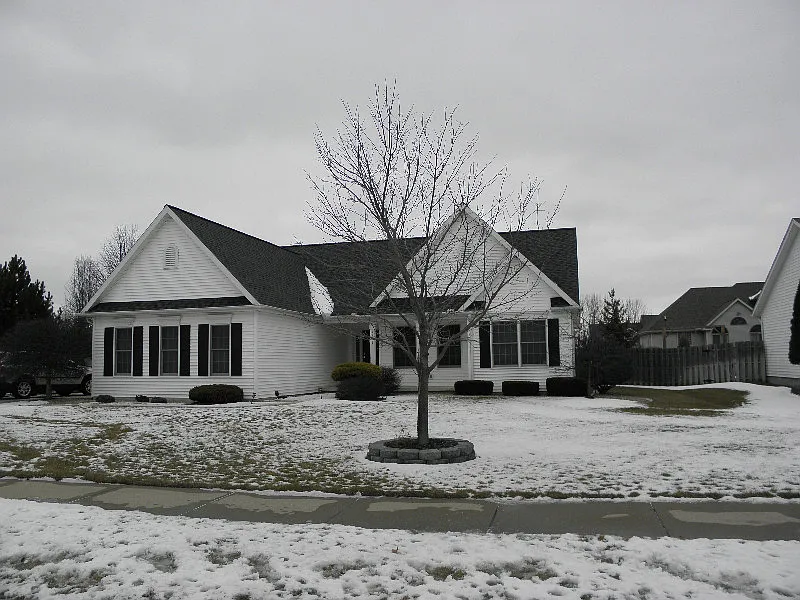 8894 Swancrest Dr photo 1
