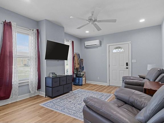 3rd image of 703 1st St #C