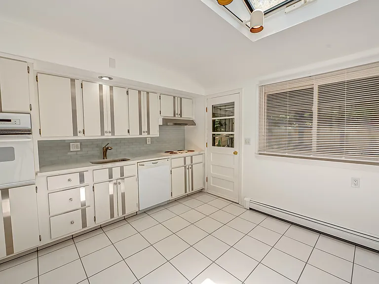 26 Valleywood Rd — Photo 5