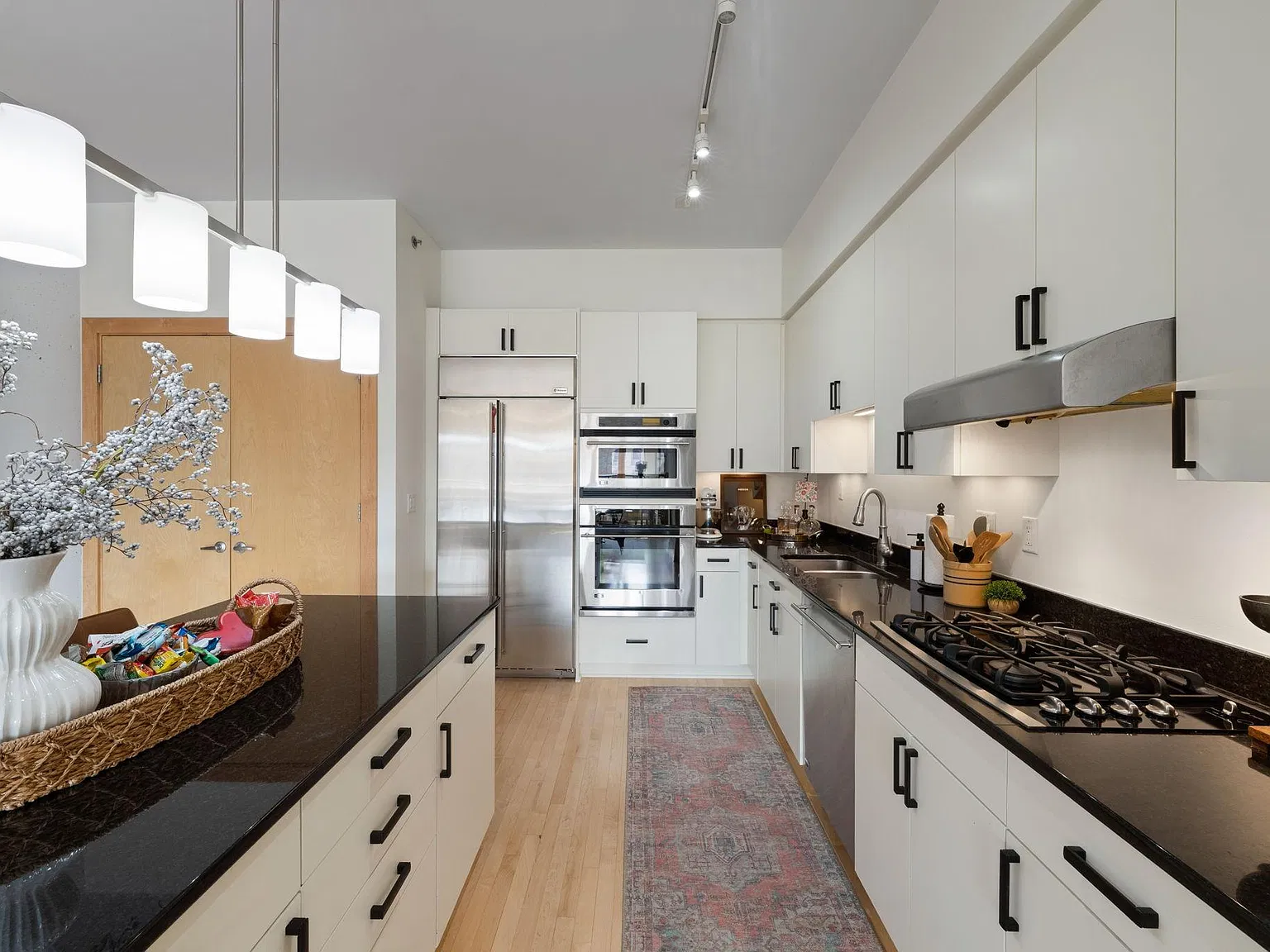 2 bed, 2.5 bath, 1970 sqft, $3,995 — Photo 4