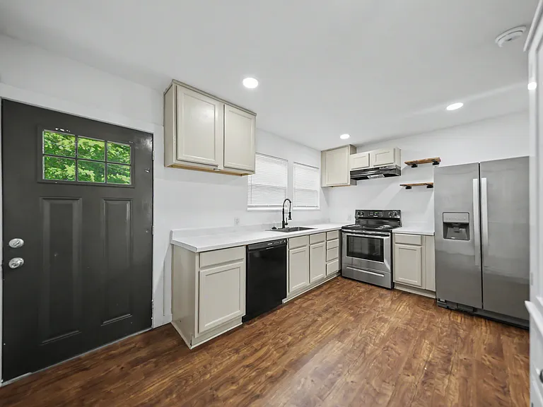 913 Estelle Ave — Photo 4