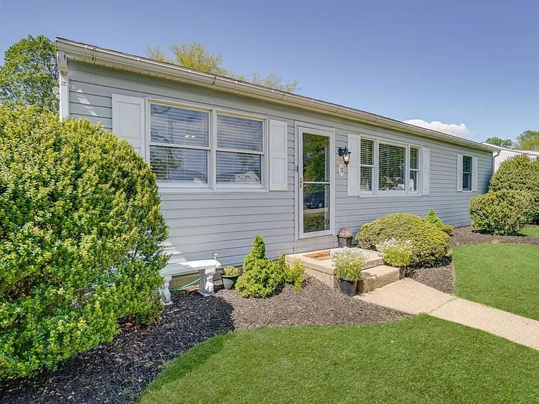 12 Normandy Dr — Photo 2
