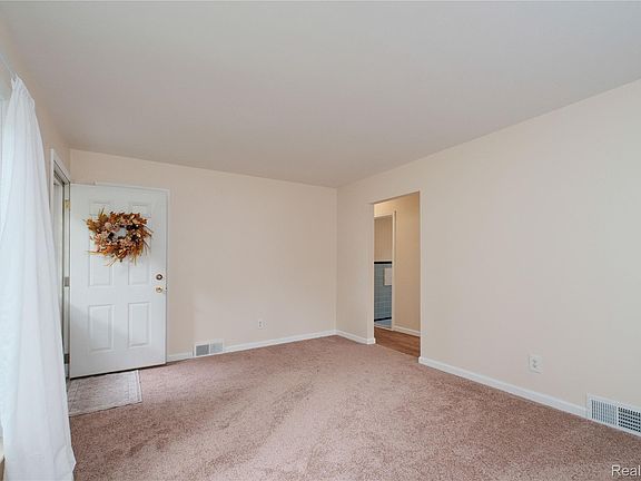 3rd image of 15544 Gaylord