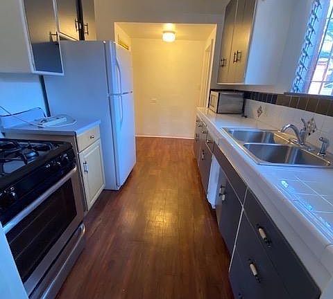 5th image of 1302 N Martel Ave