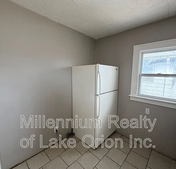 140 Summit St #2 — Photo 3