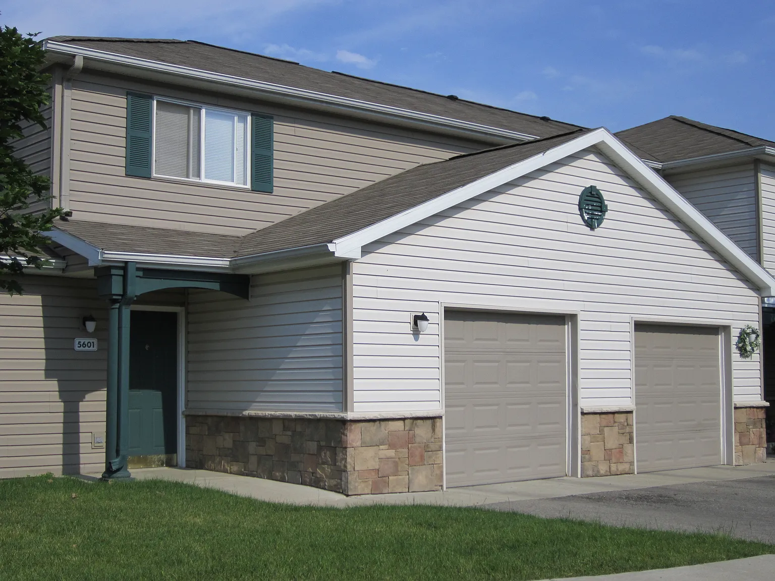Rosewood Manor Townhomes — Photo 1