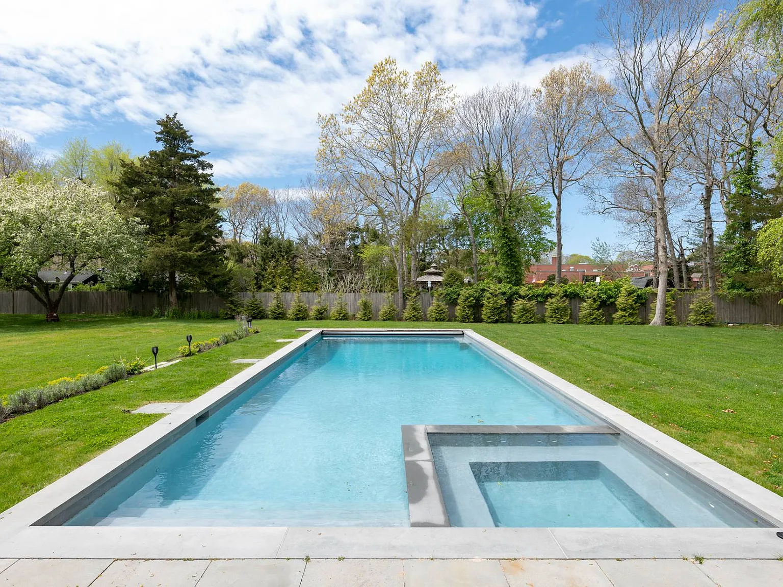 Oversized heated gunite pool with spa — Photo 1
