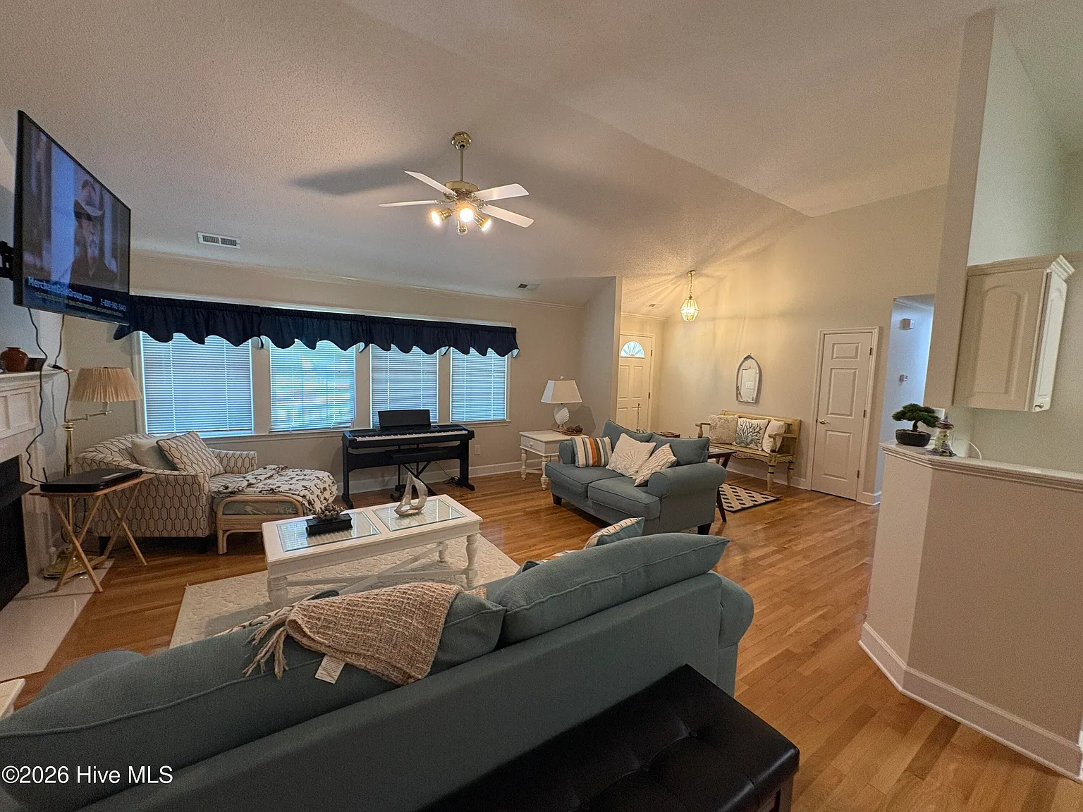 4 bed, 3.5 bath, 2307 sqft, $2,350 — Photo 3