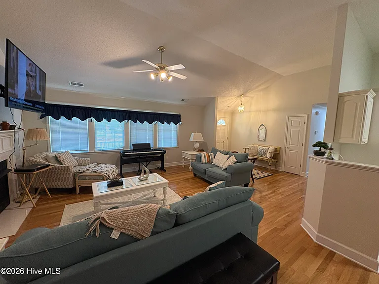 901 Firefly Ct — Photo 3