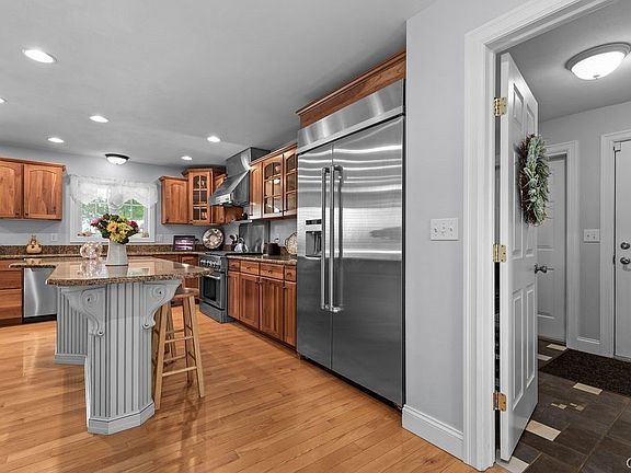 4th image of 33 Pond View Dr