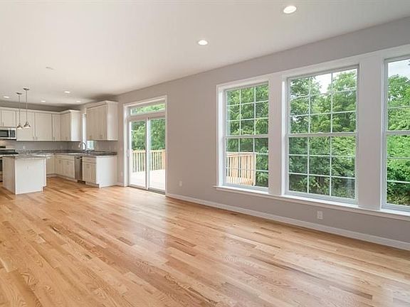 4th image of 320 Sedgewood Ln