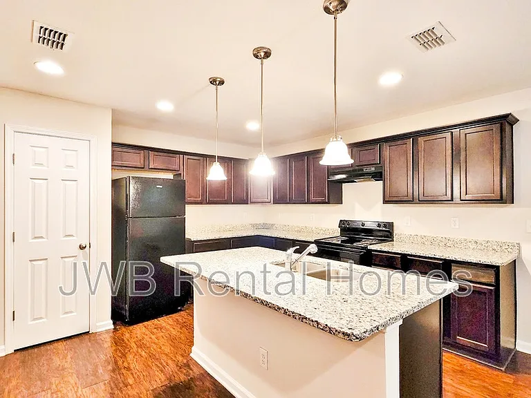2048 Sheridan St — Photo 2