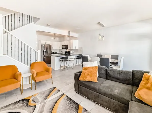 124 E Royal Mnr NW, Calgary, AB T3G 5T6