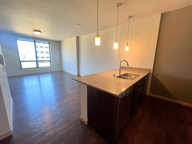 Venture Luxury High Rise — Photo 60