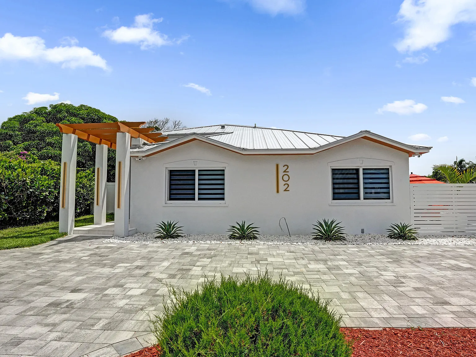 3 bed, 3.0 bath, 1850 sqft, $6,500 — Photo 2