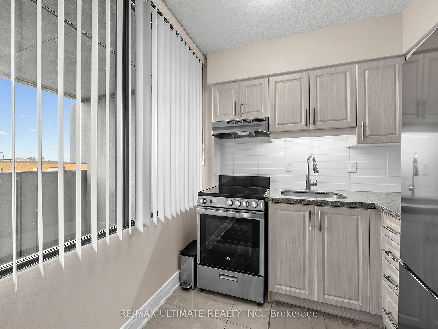 720 Spadina Ave — Photo 2