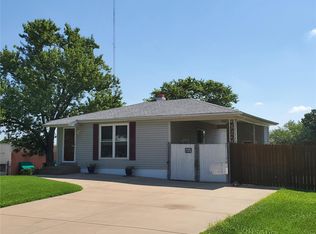 2200 Pecan Dr, Saint Louis, MO 63125