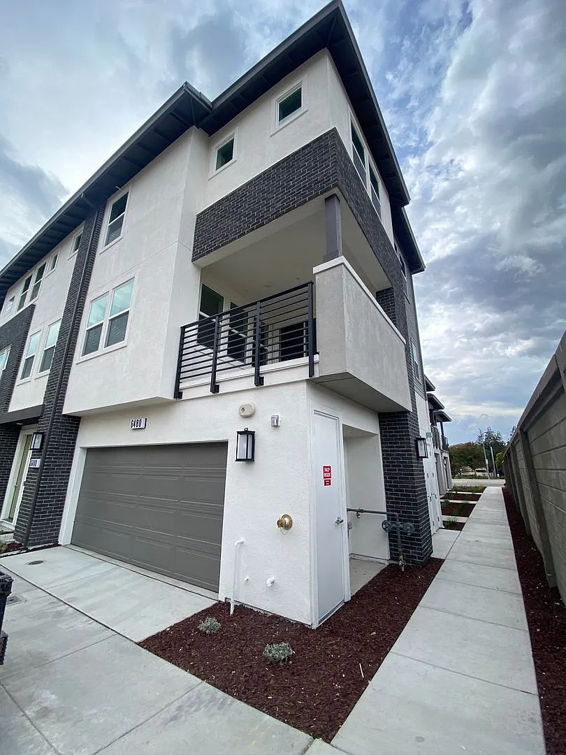 Boulevards End Unit Townhouse, 3 Bed / 2.5 Bath, Amenities, Close to 580 — Photo 2