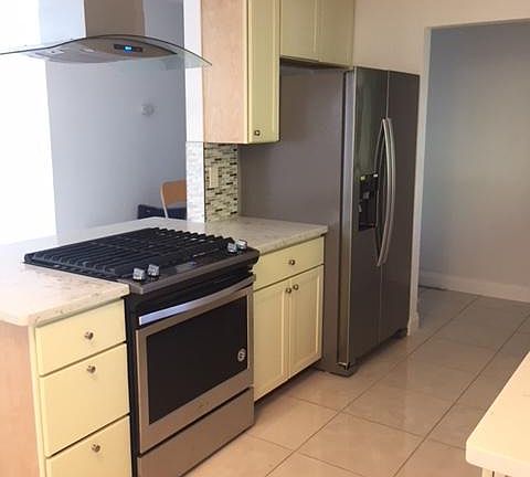 Tile kitchen with state-of-the-art appliances