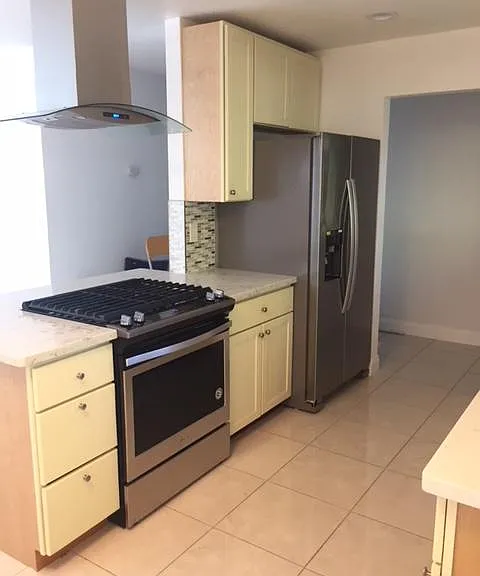 Tile kitchen with state-of-the-art appliances