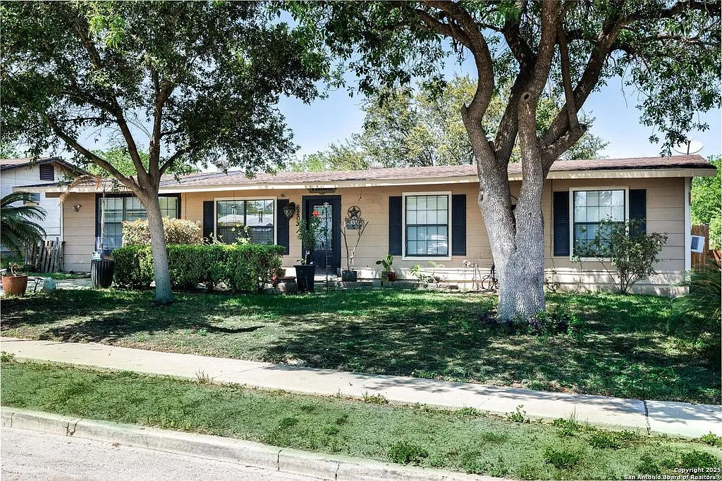 4 bed, 1368 sqft, $1,850 — Photo 3