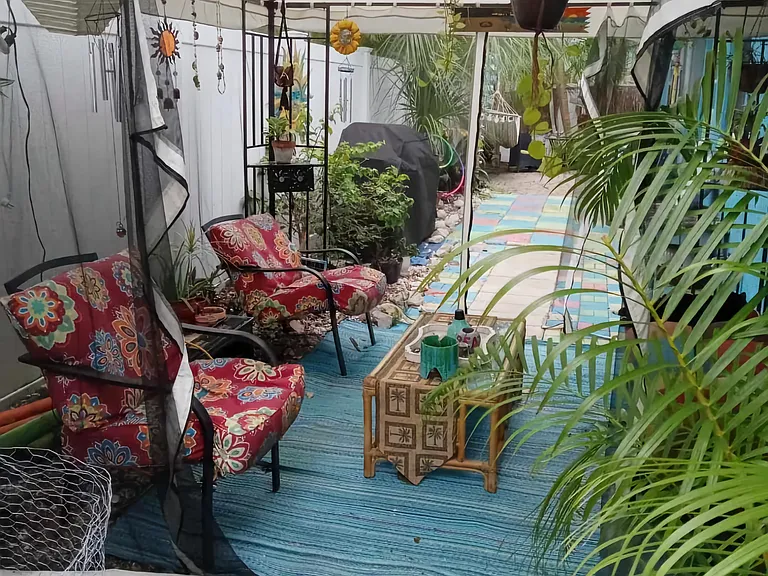 Picture of the side of the yard