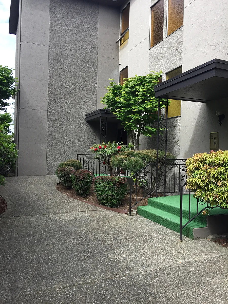 Building Photo - 314 N 134th St #303