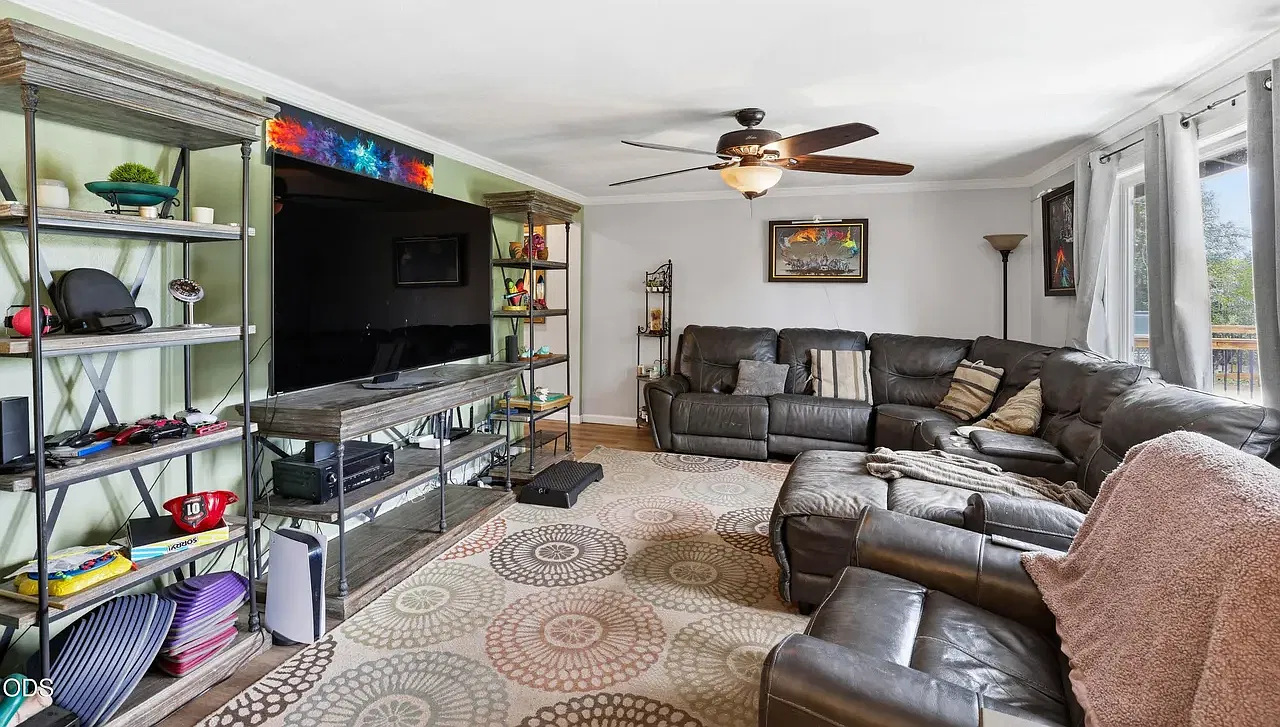 4 bed, 2069 sqft, $3,300 — Photo 3