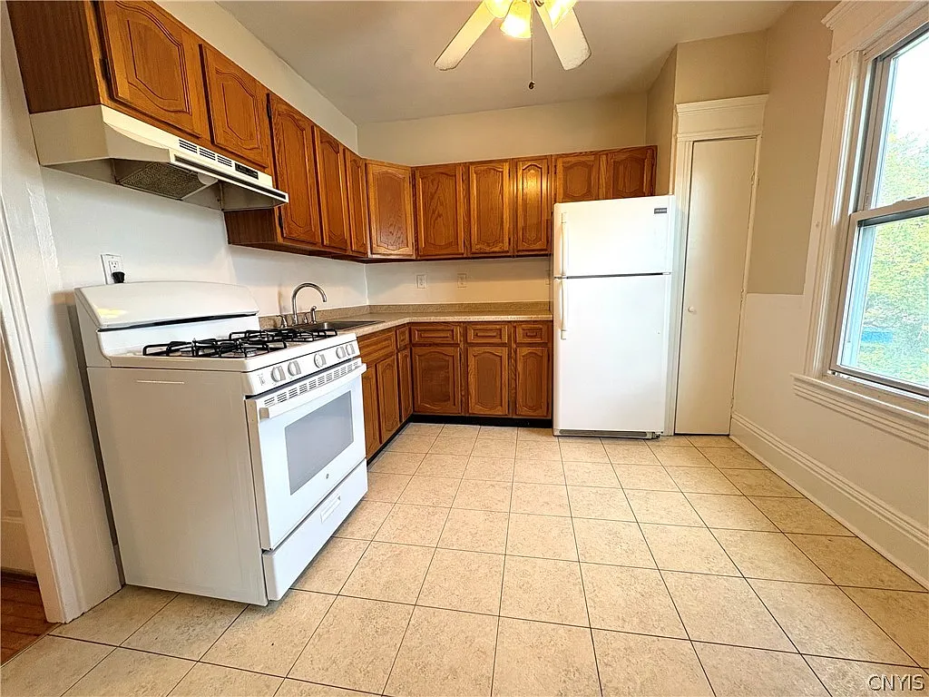 3 bed, 1.0 bath, 2146 sqft, $1,600 — Photo 4