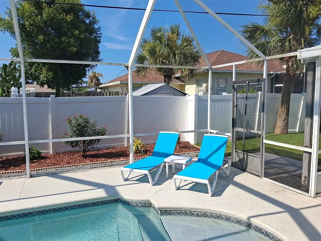 4 bed, 2.0 bath, 1921 sqft, $4,000 — Photo 3