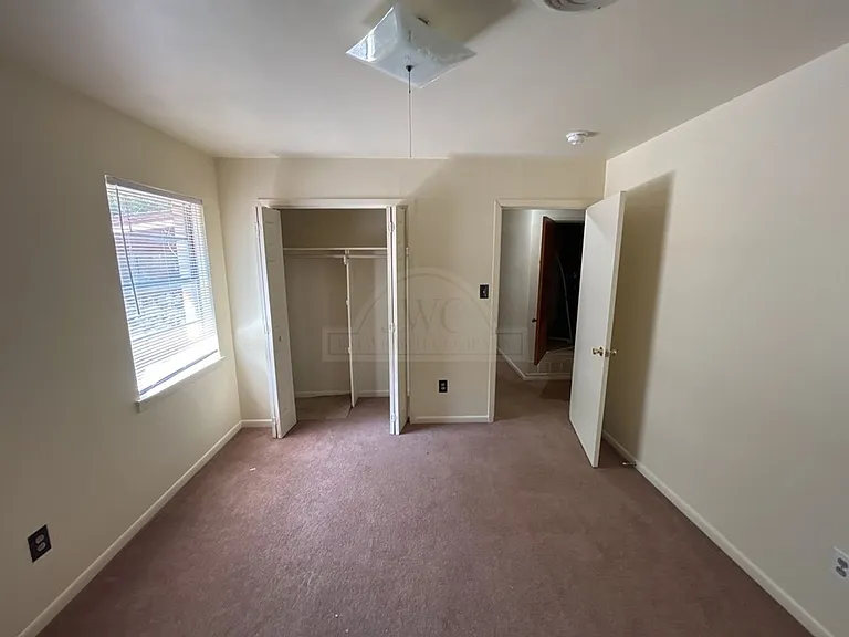 208 Oak St — Photo 10