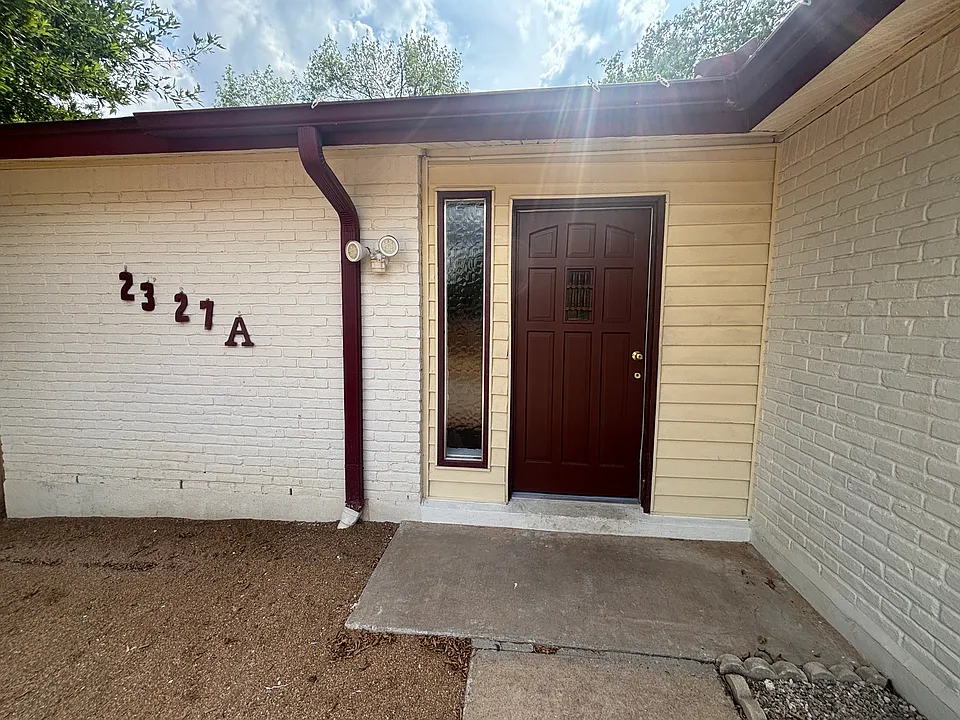 2327 Rockridge Dr