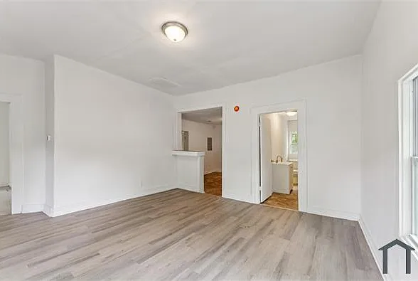 3 bed, 820 sqft, $900 — Photo 3