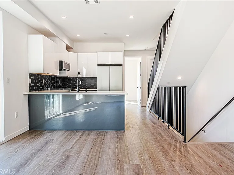 10719 Addison St — Photo 26