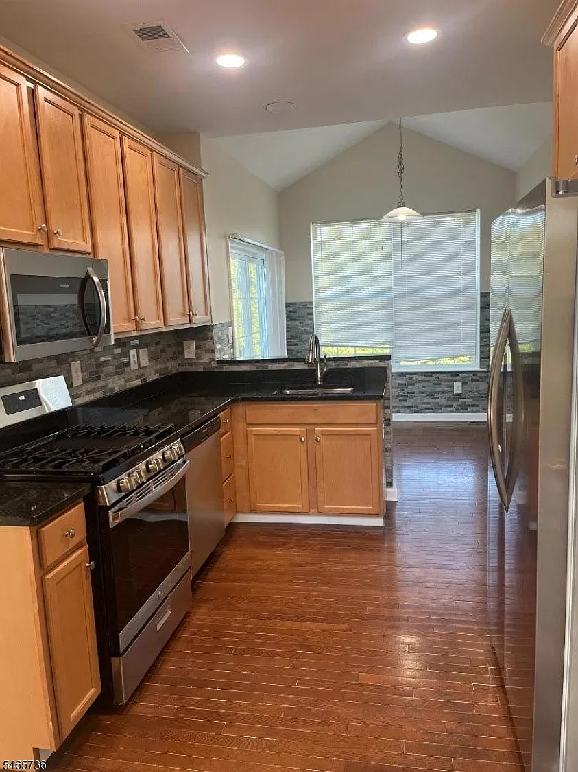 4 bed, 2.5 bath, $4,000 — Photo 4