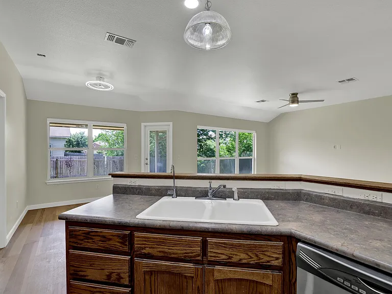 2116 Bentwood Dr — Photo 9