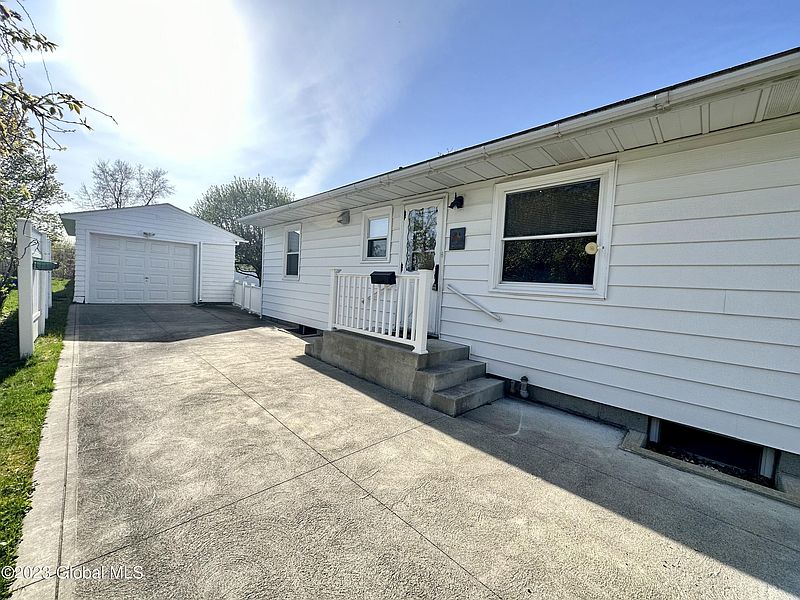 5th image of 31 Weaver Avenue