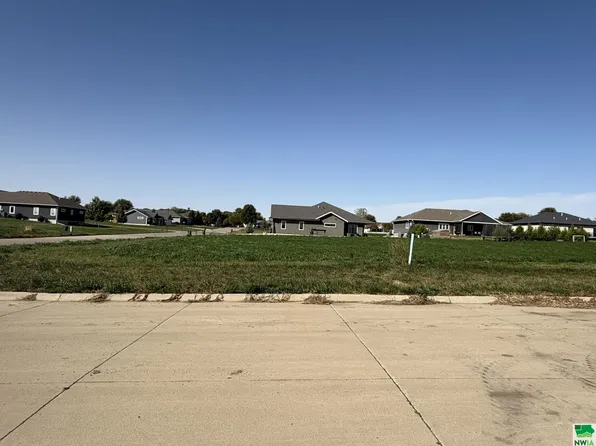 860 11th St SE, Sioux Center, IA 51250