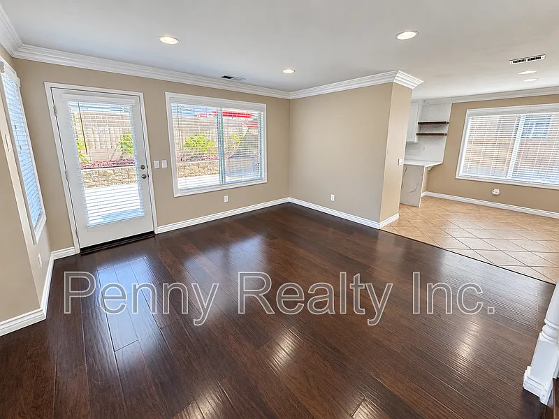 3 bed, 2.5 bath, 1630 sqft, $3,895 — Photo 2