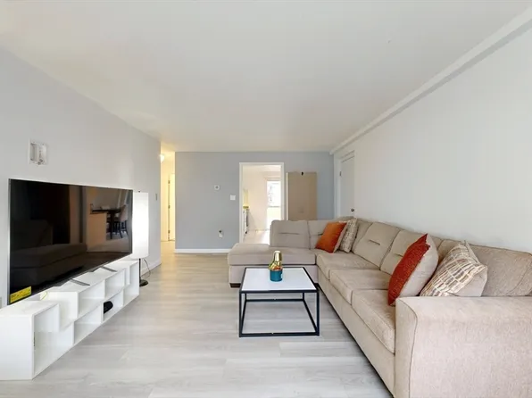 70 Washington Park Dr #1, Andover, MA 01810