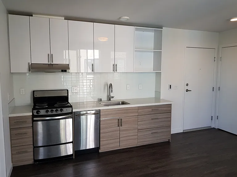 Hamilton- Your Bright, Modern City Home! — Photo 20