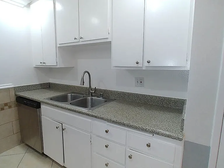 Alhambra @ Studio City Apts. — Photo 56