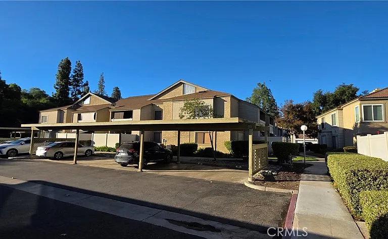 4 Country Mile Rd — Photo 1