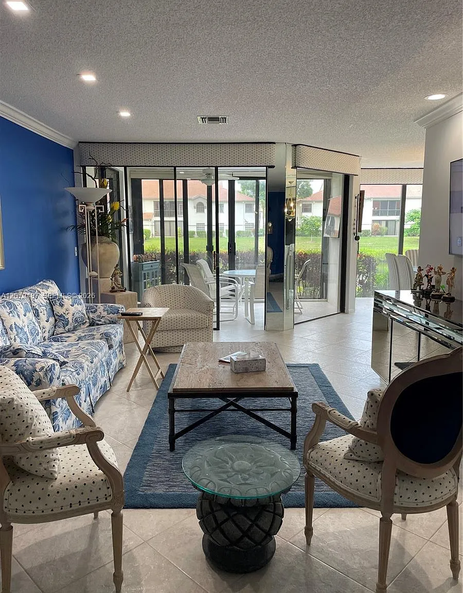 Bellavista Village Condo — Photo 2