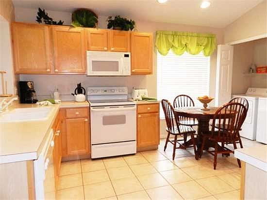 HR3P725TC-kitchen-and-breakfast-nook