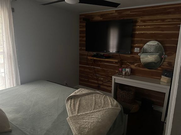 5th image of 1676 Villa Dr